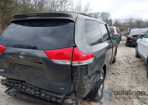 2014 Toyota Sienna Le V6 8 Passenger z USA, uszkodzony, nr VIN 5TDKK3DC6ES433948